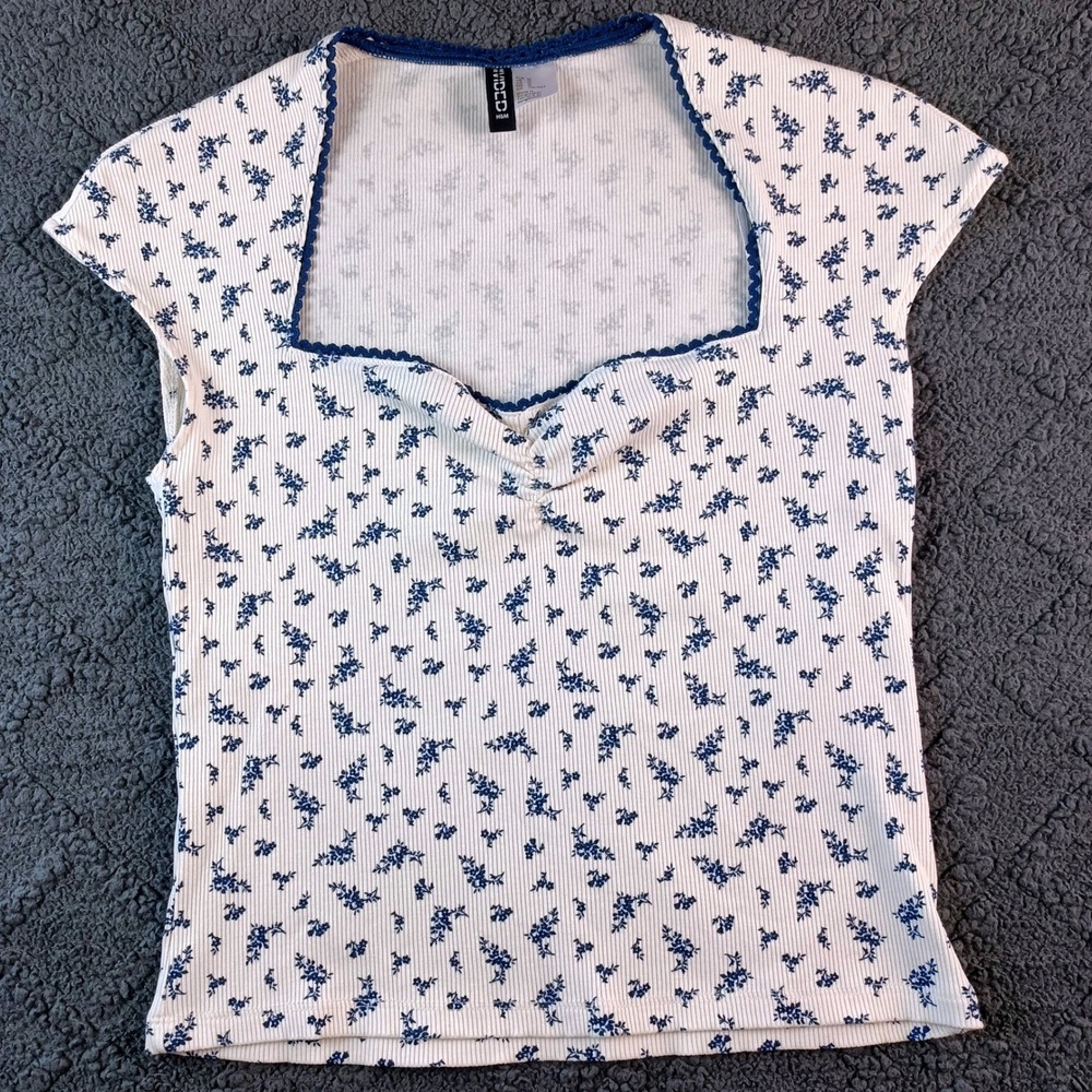 Women's Size Medium Blue Floral Ditsy Ribbed Sweetheart Neck Lace Trim Top
